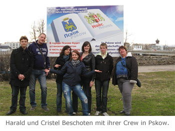 Harald und Christel Beschoten mit ihrer Crew in Pskow