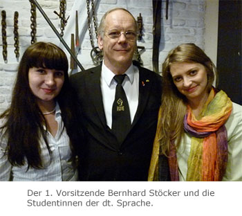 Der 1. Vorsitzende Bernhard Stöcker und die Studentinnen der dt. Sprache.